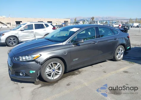 2016 Ford Fusion Energi Titanium z USA, uszkodzony, nr VIN 3FA6P0SU3GR173646